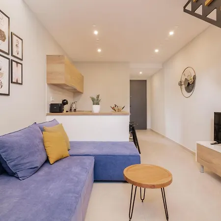 Stylish & Elegant Loft In The Center 자킨토스 타운